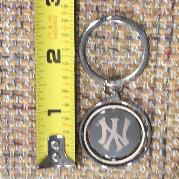 NEW YORK YANKEES 3 Dimensional Keychains - See Video and Photos - Silver - Picture 3 of 10